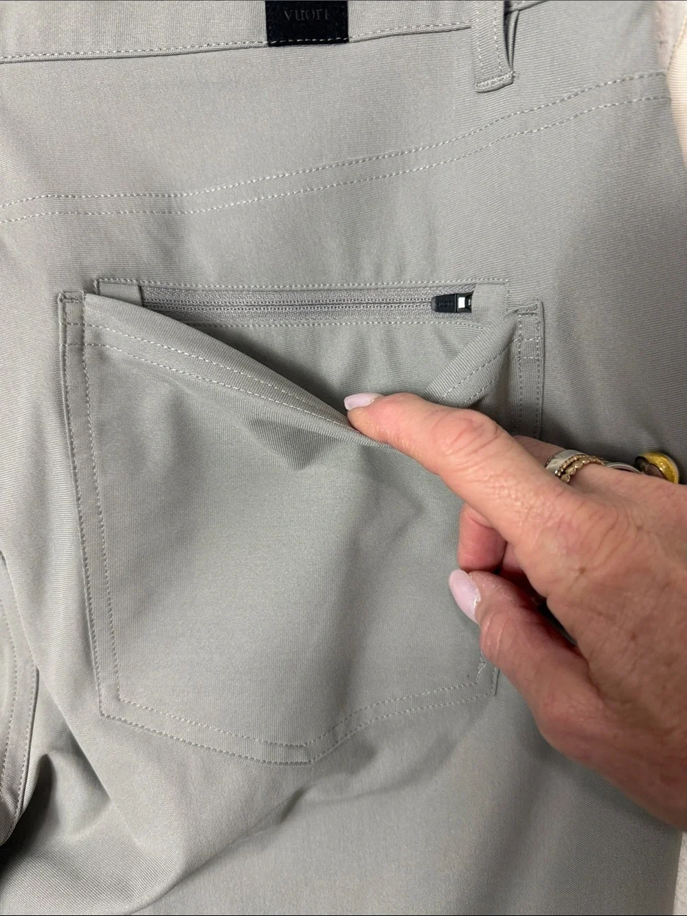 Men’s Vuori NWOT Meta Pant in Light Grey size 33